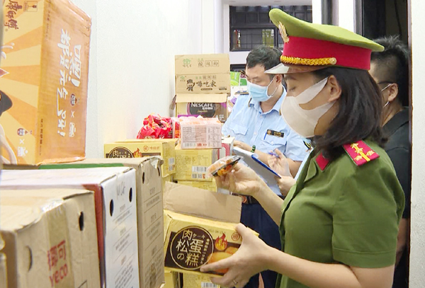 Thanh Hóa: Bắt giữ số lượng khủng hàng hóa không rõ nguồn gốc